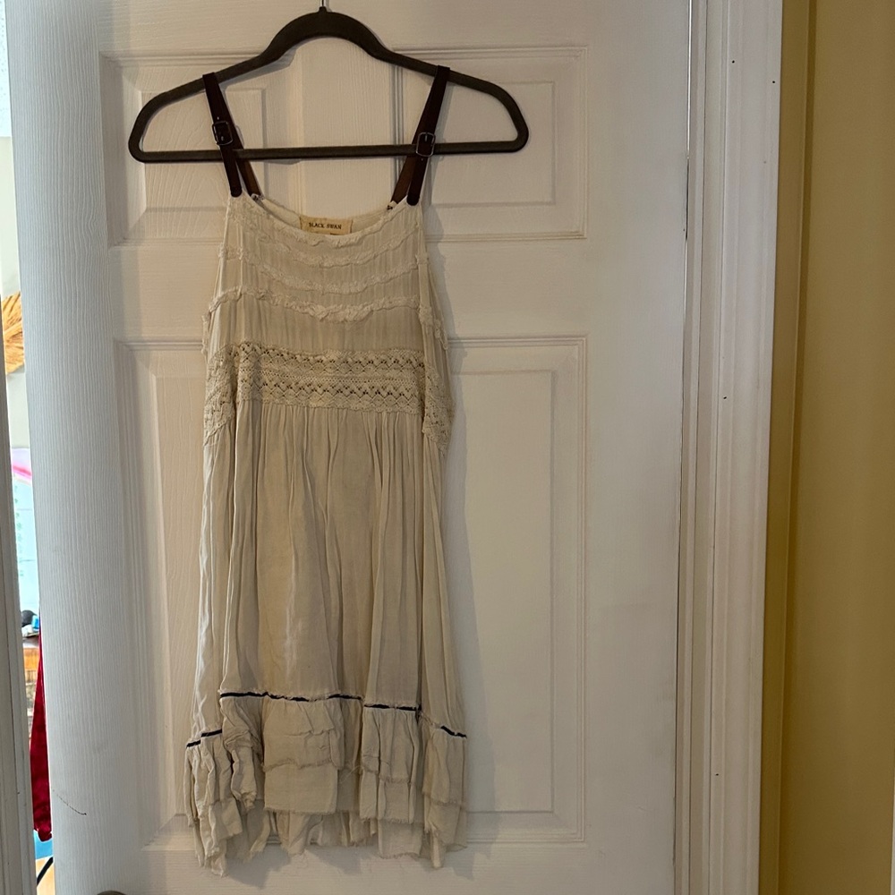 Black Swan Cream Textured Label Top
